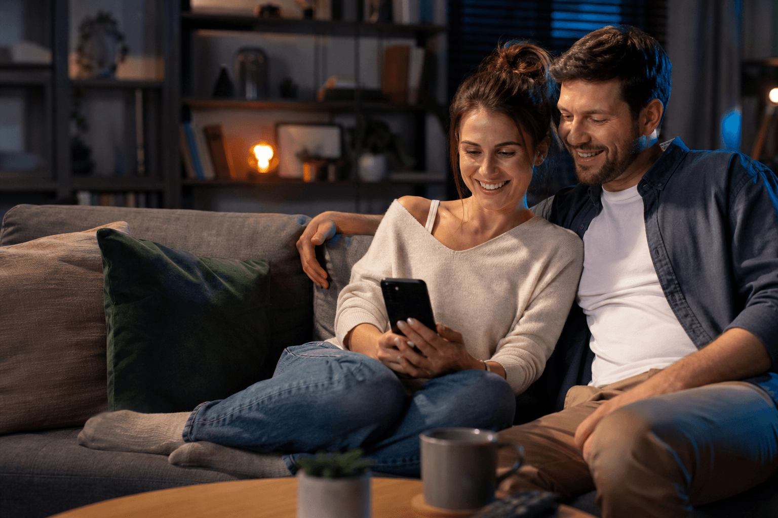 Paar entdeckt das BBVA Girokonto in der App